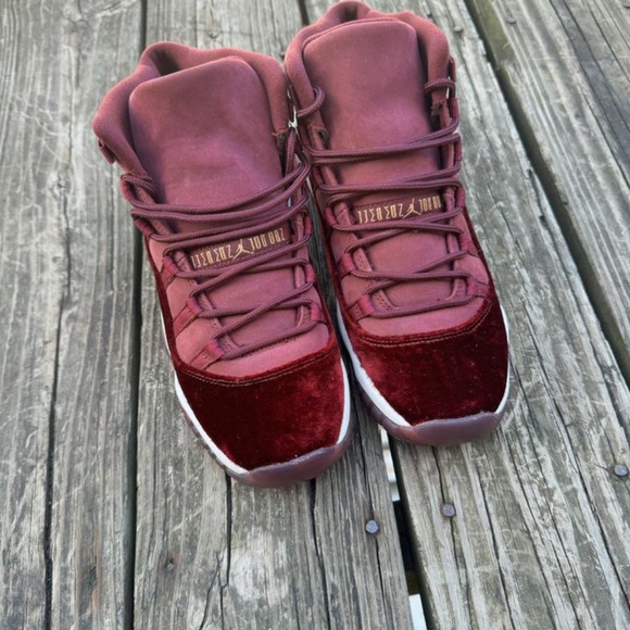 Jordan 11 Maroon - Picture 1 of 8